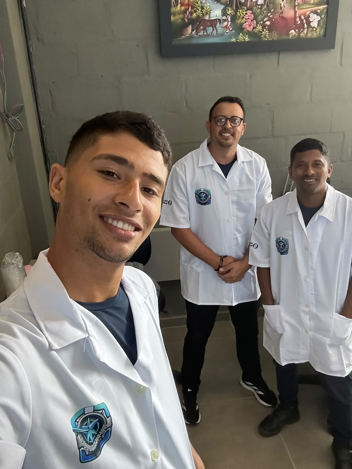 Equipe da JDM Distribuidora de jaleco branco na sede